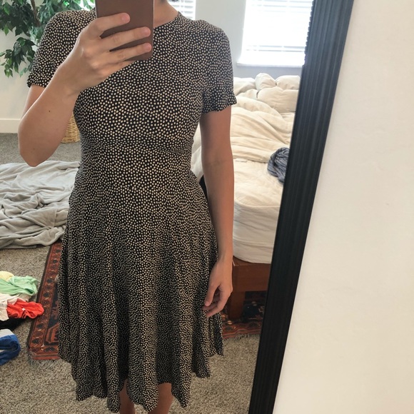 H&M Dresses & Skirts - Fitted knee length dress